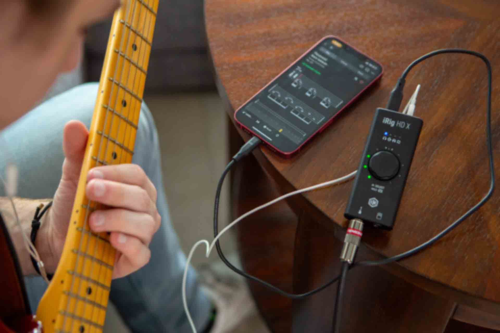 Mobile interface IK Multimedia iRig HD 2 for connecting the guitar